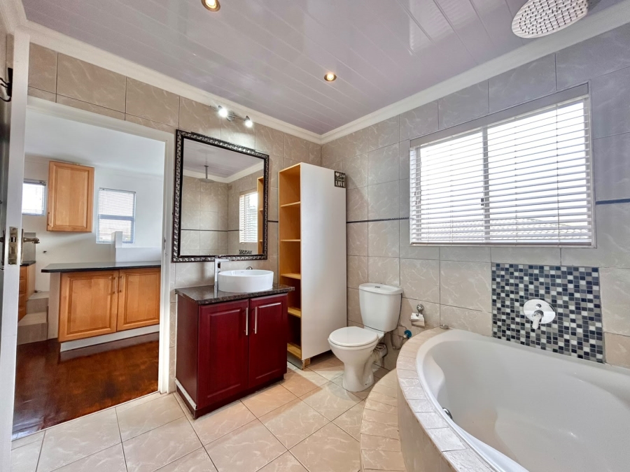 To Let 2 Bedroom Property for Rent in Zeekoevlei Western Cape
